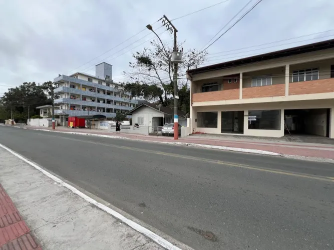 Sala Comercial para Alugar - Gravatá, Navegantes  na Av Principal por R$3.500