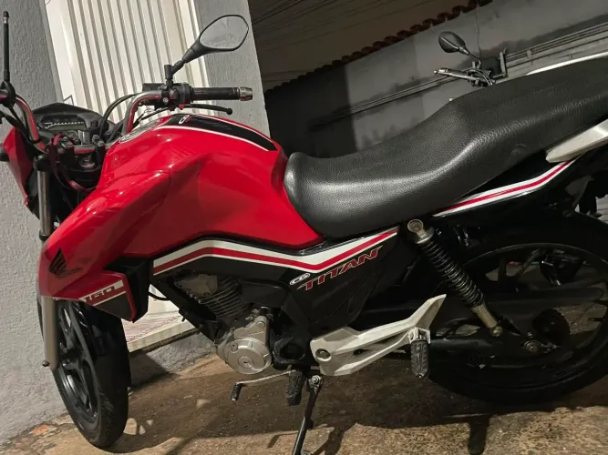 Vendo uma TITAN 160 ANO 15/16 super conservada e boa moto de mulher 
