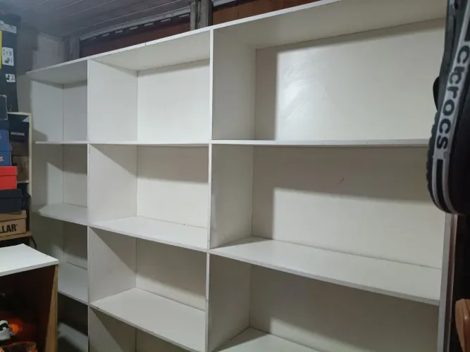 Uma prateleira de MDF:2,60de largura.1,87 de altura.semi-nova
