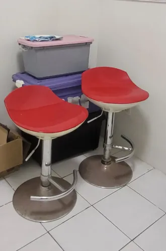 Banqueta vermelho e branco