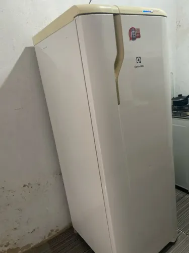 Geladeira Electrolux, gelo seco, poucas marcas de uso, fucionando perfeitamente