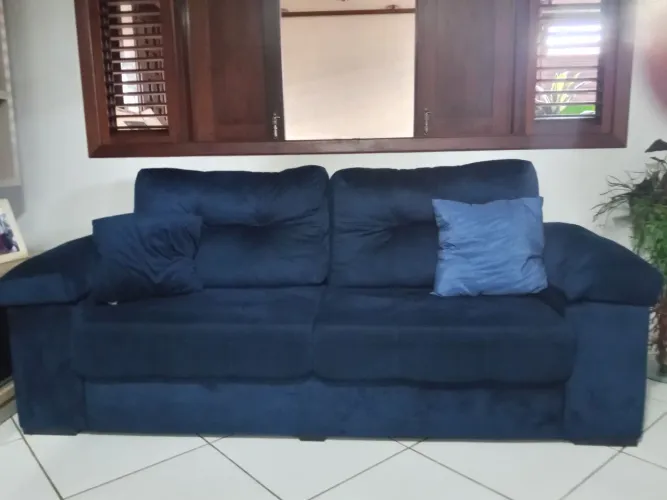 Vende se dois sofás de dois e quatro lugares