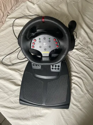 Volante Logitech MOMO Racing
