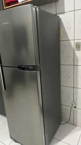 Geladeira boa seminova tem 1 ano e 5 messes de uso sem defeito toda top