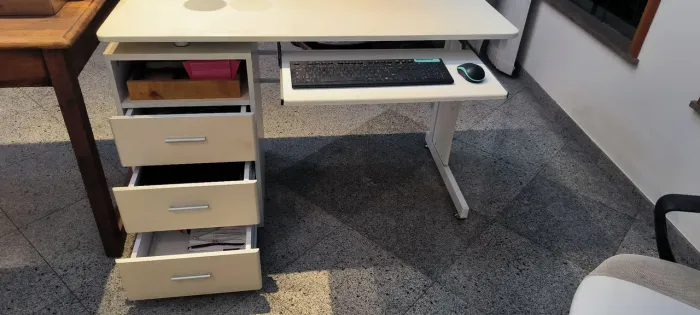 Escrivaninha ikea com 3 gavetas