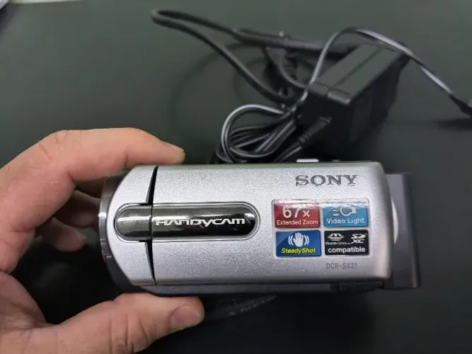 Filmadora Sony Handycam DCR-SX21 - Compacta com Super Zoom 67x (Completa)