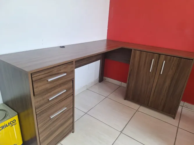 Mesa de escritório em L