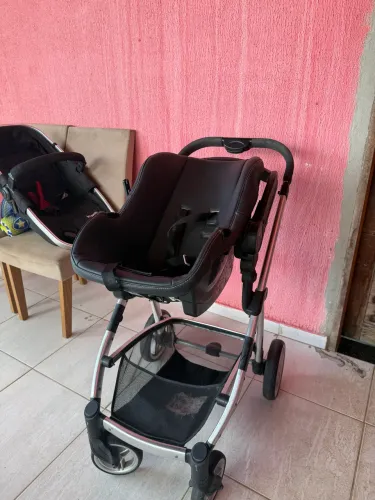 Carrinho de bebê com bebê conforto