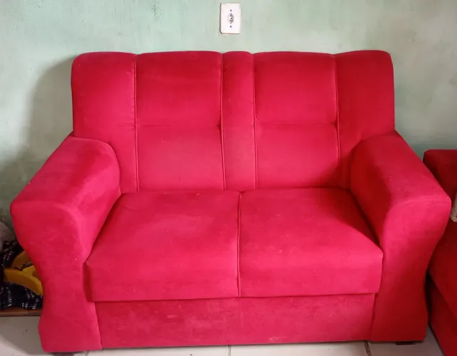 Vendo sofá 2 lugares. Suede vermelho. Ótimo estado. R$ 190,00