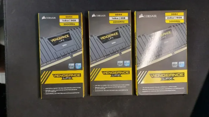 Memória RAM Corsair Vengeance DDR4 3000 MHz - 8 GB / 16 GB / 32 GB