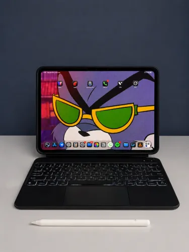 iPad Pro M4 (256GB) + Kit Teclado + Caneta Premium ESR + Hub SSD/HDMI/Case/Mouse/Fatura