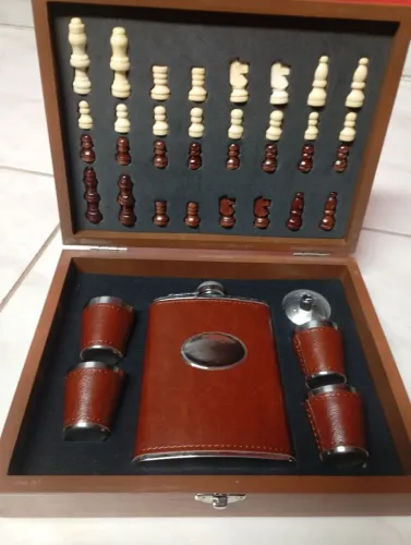 Jogo de xadrez com cantil