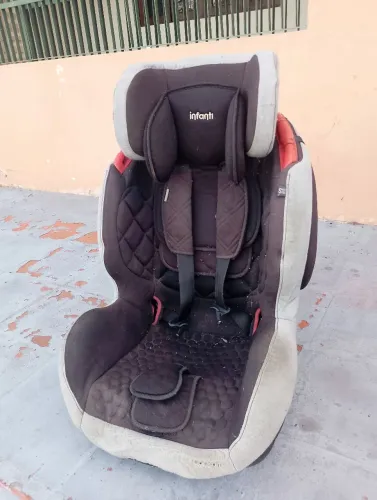 Cadeirinha de bebê para carro.