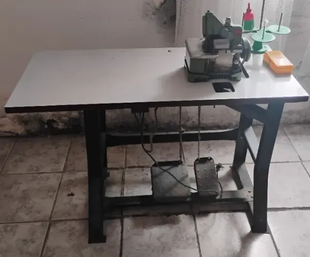 Máquina de costura overloque com mesa já completa 300$