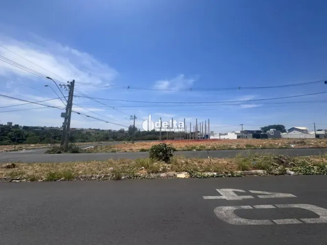 Terreno disponível para venda no bairro Santa Rosa em Uberlândia - MG.