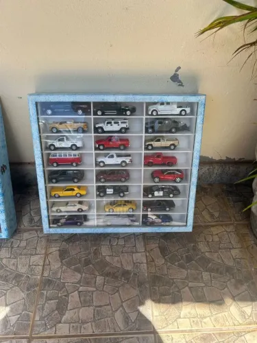 Coleção de carrinhos na caixa