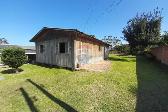 Casa com Terreno Amplo, Pomar e Churrasqueira Bairro Tranquilo em Santa Rosa do Sul
