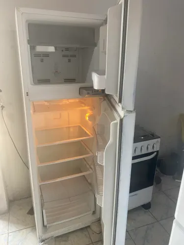 Vendo geladeira e fogão funcionando perfeitamente