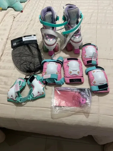 Belíssimo patins com acessórios.
