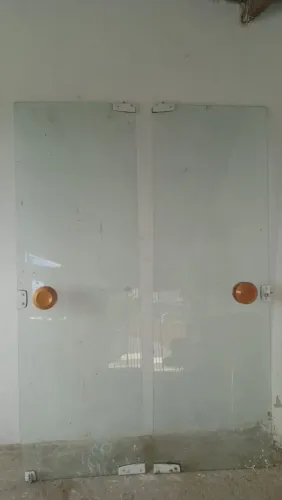 Uma porta de vidro