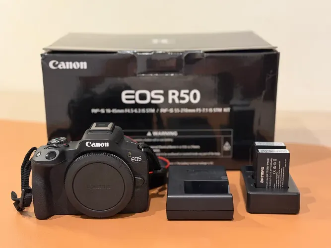 Câmera Canon EOS R50 - corpo