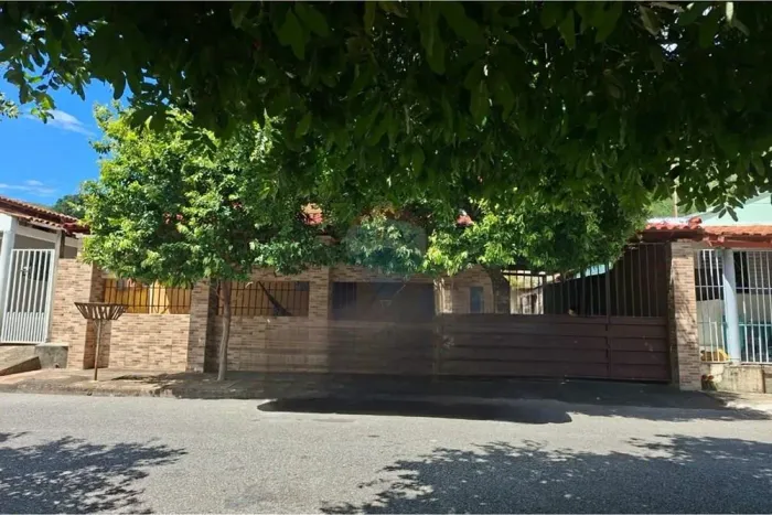 Casa espaçosa, contendo 2 casas no mesmo terreno em Barra do Garças!