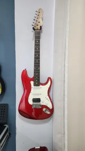Guitarra eletrica vermelha pronta para tocar,regulada.