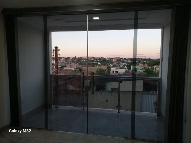 Porta brindex com 4 falhas com persianas
