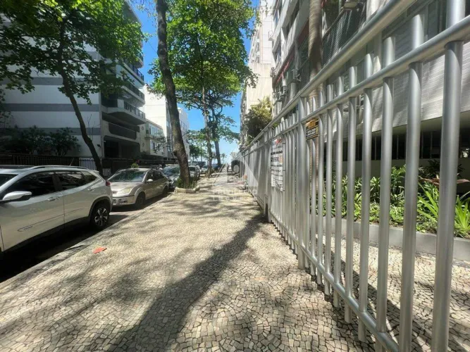 Apartamento Triplex 3 Quartos na Quadra da Praia do Leblon 1 Vaga