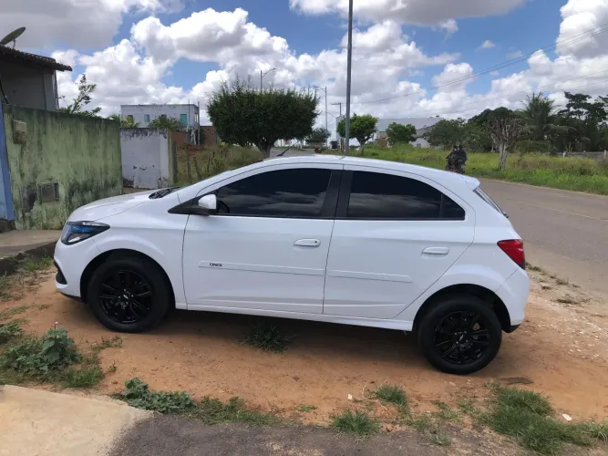 Chevrolet Onix Hatch LTZ 1.4 8V Flex Power Mec. 4P 2015