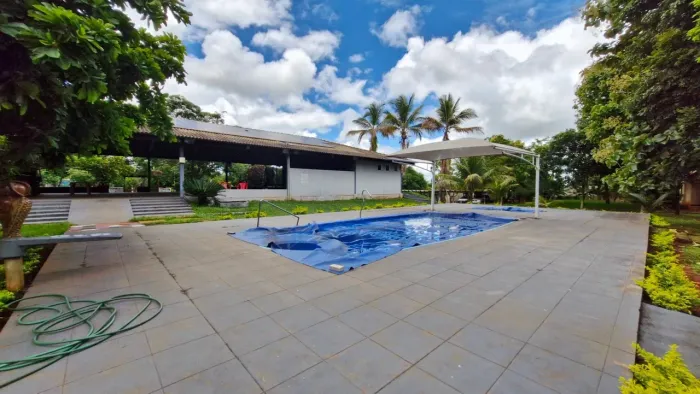 Chácara em Condomínio Fechado com 4 Quartos, Piscina e Amplo Terreno em Trindade (Próximo