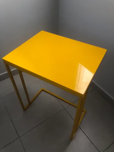 Mesa lateral laqueada amarela