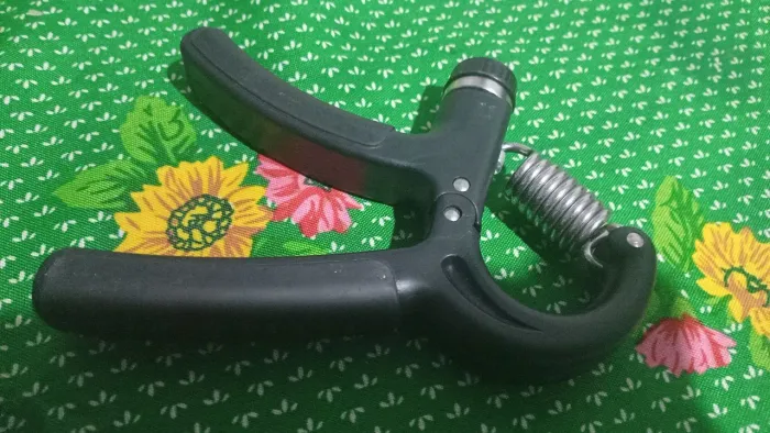 1 par de peso de 1kg(ferro fundido) e hand-grip semi usado