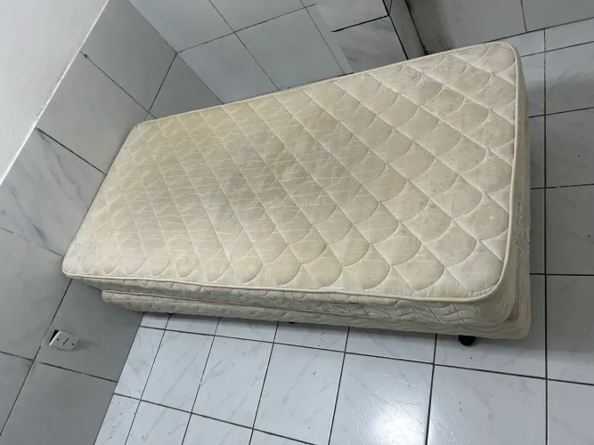 Cama de solteiro usada