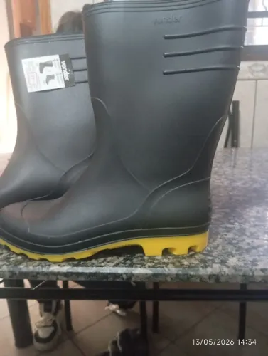 Bota de chuva PVC NOVA 2 UNIDADES EM ESTOQUE 