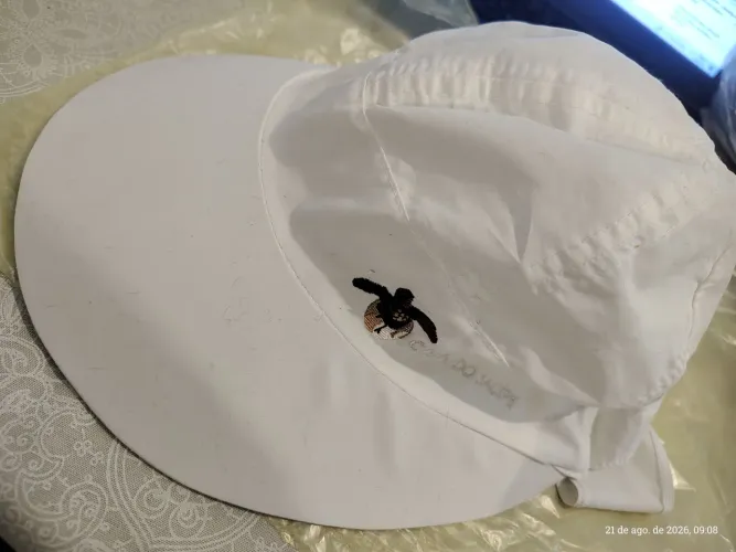 Chapéu branco para praia