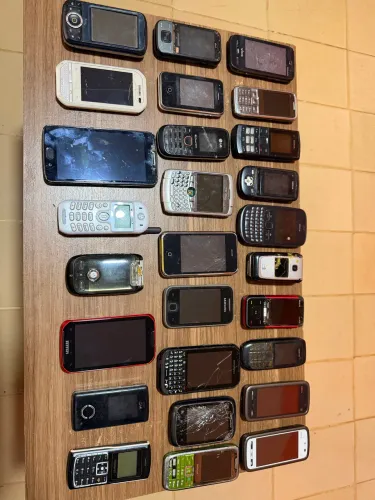 Lote de celular antigo para colecionar ou retirar peças
