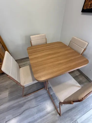 Mesa com 4 cadeiras