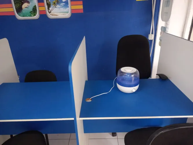 Balcao de atendimento com 6 cadeiras estofadas