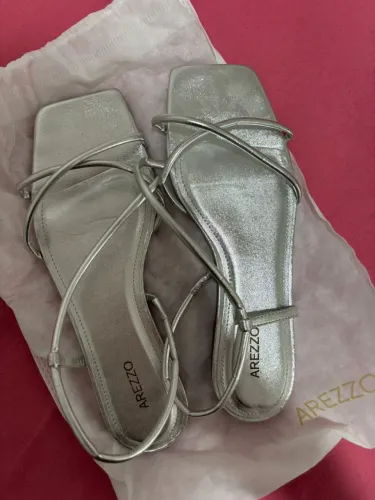 Sandália Arezzo prateada