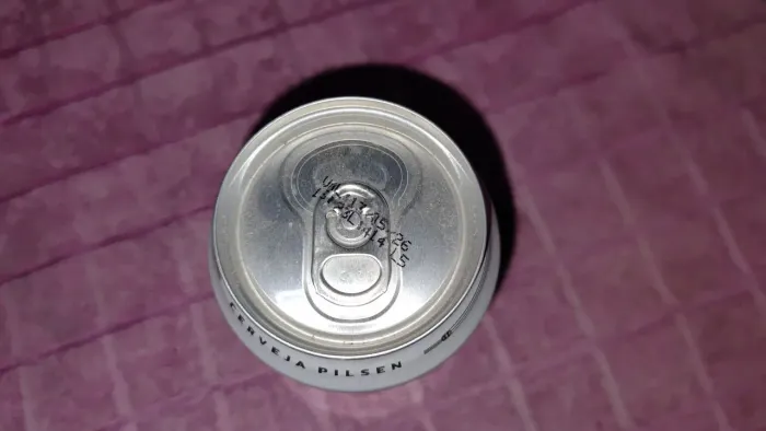 Lata de cerveja com erro de fabricação