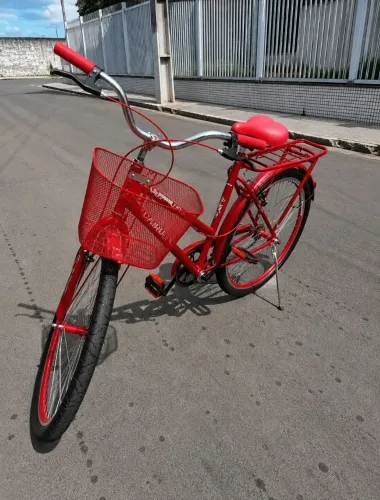 Bicicleta vermelha com nota