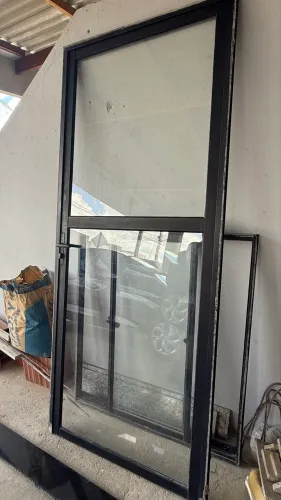 Porta esquadria preta.