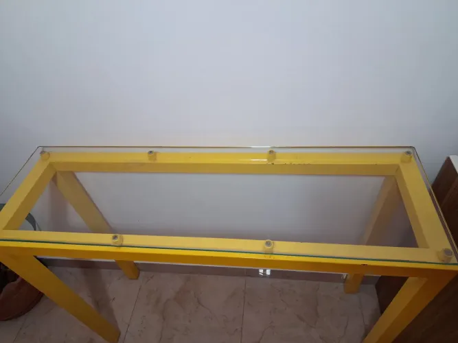 Aparador de ferro com tampo de vidro