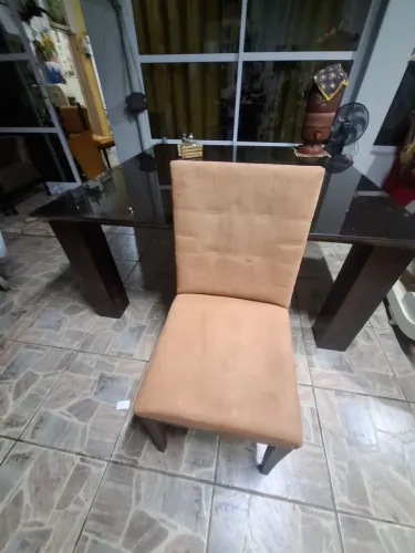 Vendo mesa quadrada com tampo de vidro .com 8 cadeiras de madeira ,a mesa 1,60 X 1,60 m