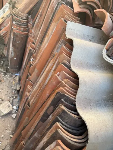 Venda umas 3 mil telhas usadas com bom estado de conservação