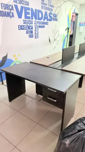 Mesa escritório com chave