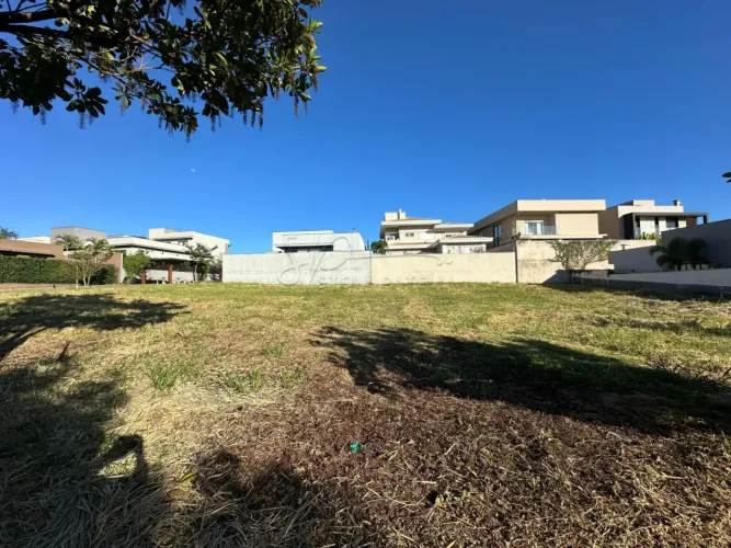 Terreno de Ilha com 352m² à venda em condomínio - Vila do Golfe