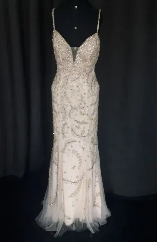 Vestido de festa bordado em pedrarias