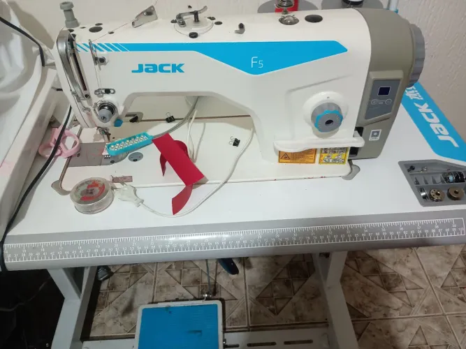 Máquina de Costura Industrial Jack F5 Seminova - Completa com Mesa e Motor
